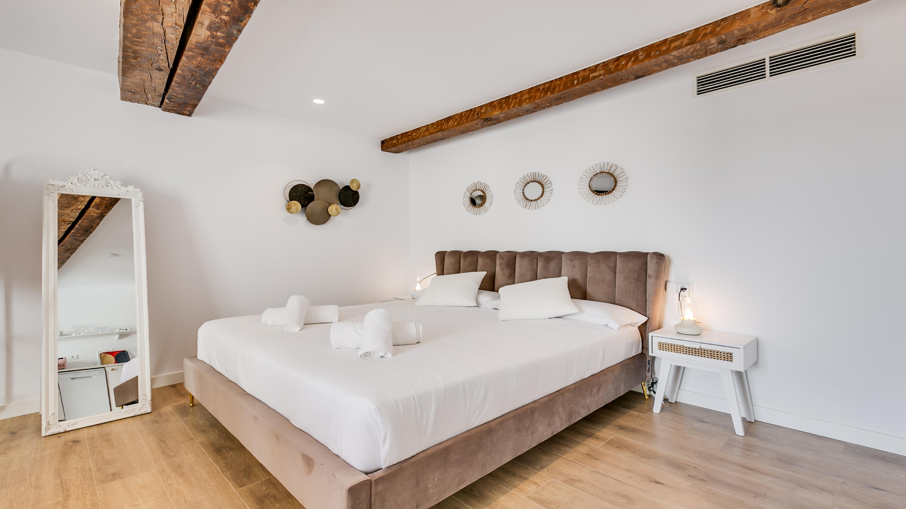 Bobadilla Suite con Cama Extragrande, Balcón y Sofá Cama 2.1 y 3.1 5